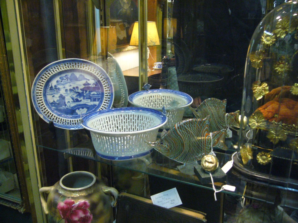 Chinese fenerated fruit basket and tray