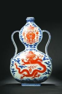 A Qianlong Vase Broke the World Record 