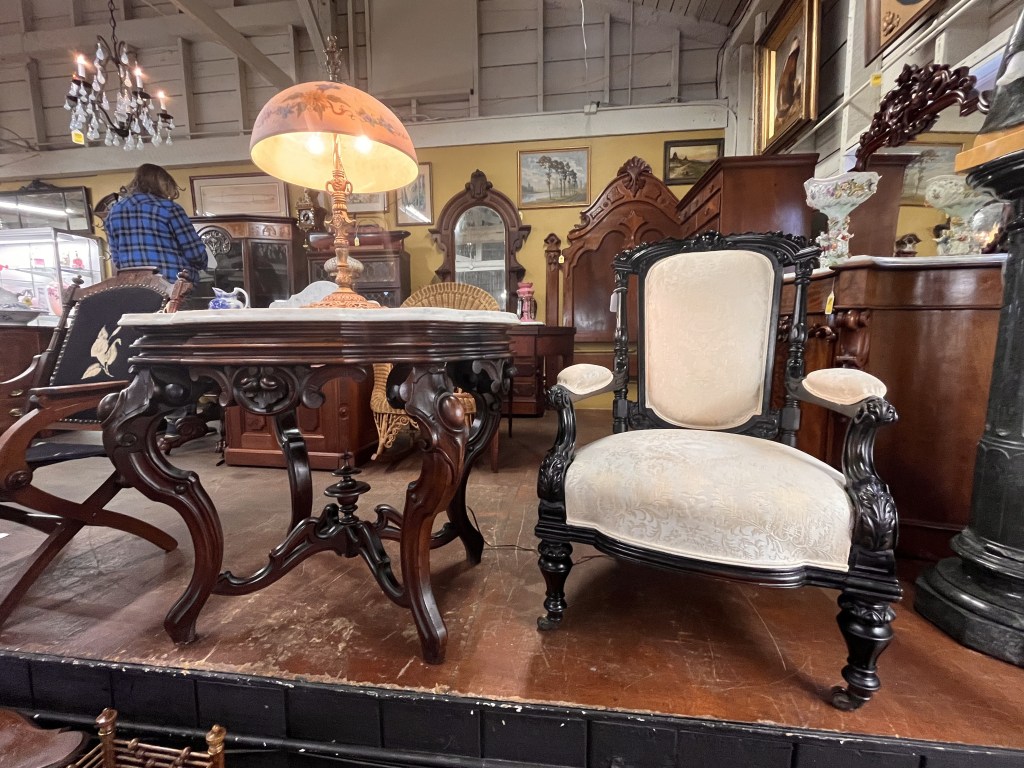 Aurora of the New Year: Antiques and an&nbsp;Auction