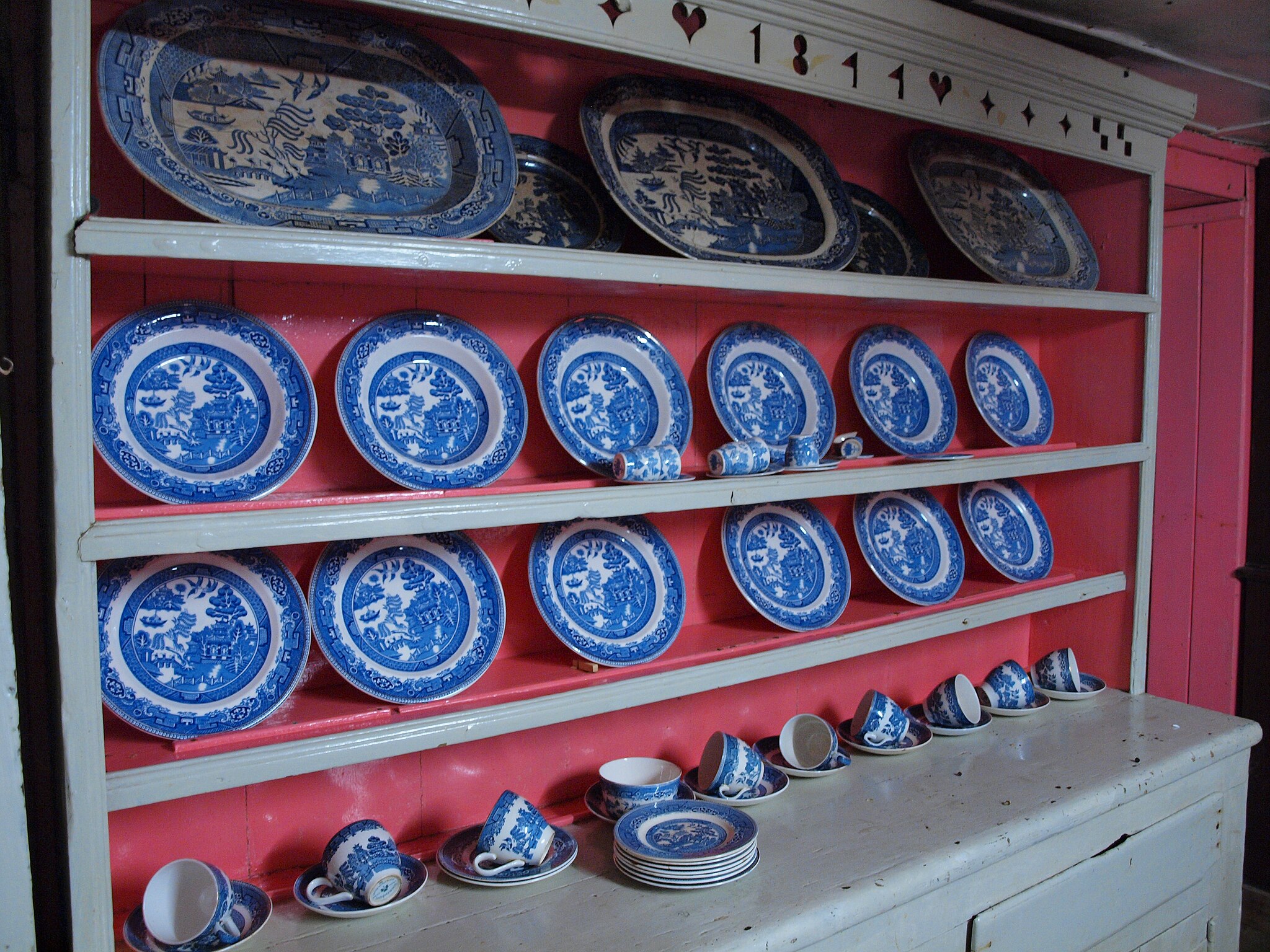 Why Blue Willow Dishware Captivates Collectors